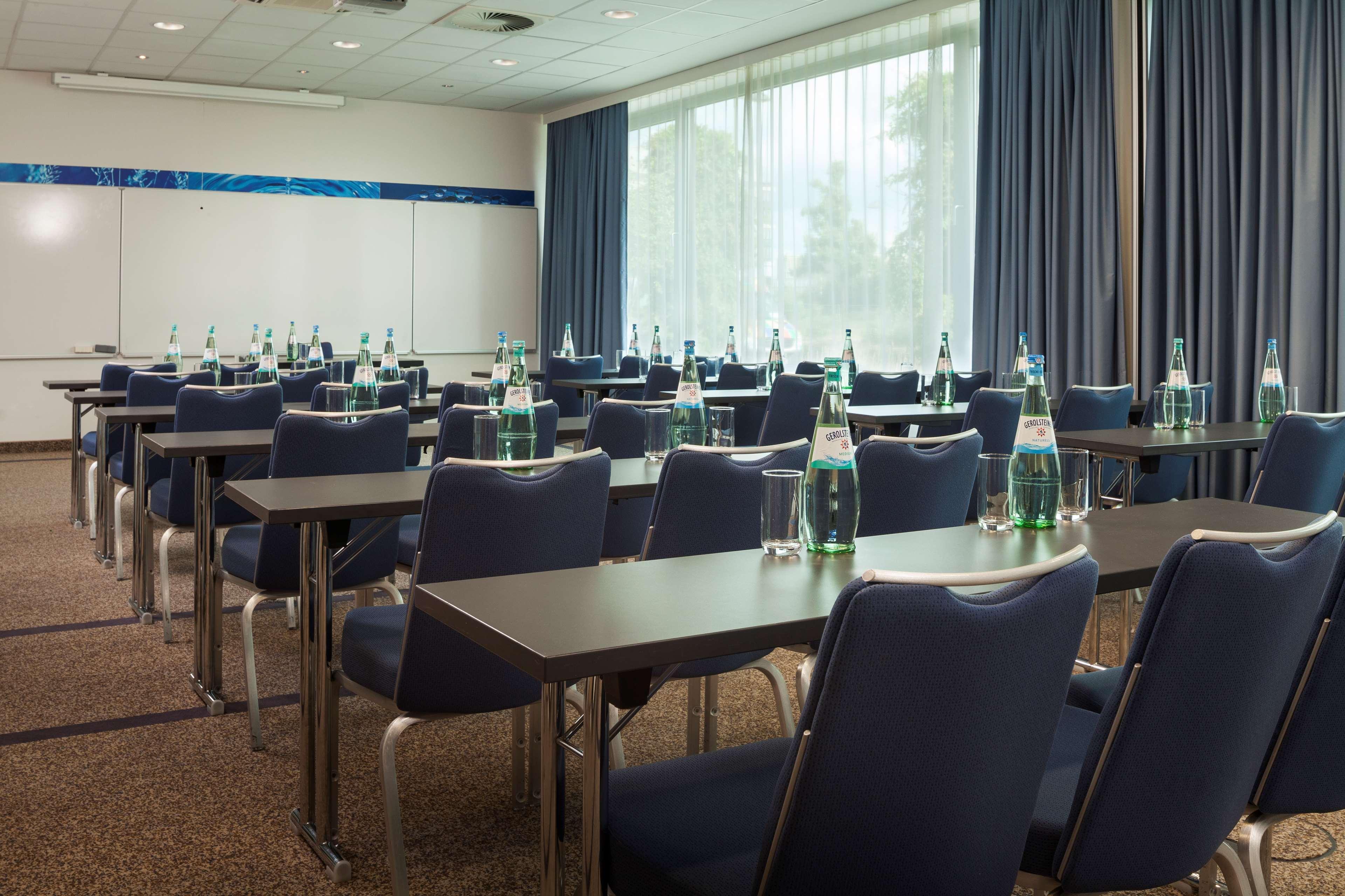 Park Inn By Radisson Frankfurt Airport Франкфурт-на-Майне Экстерьер фото